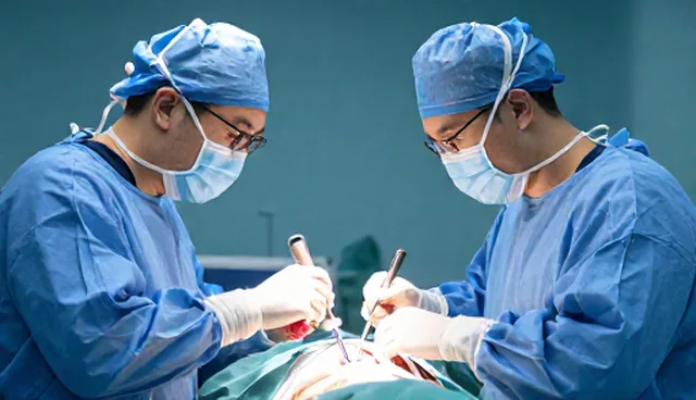 术眼干燥患者如何选择白内障超声乳化手术